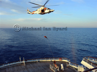 Helicopter lowereing stretcher
